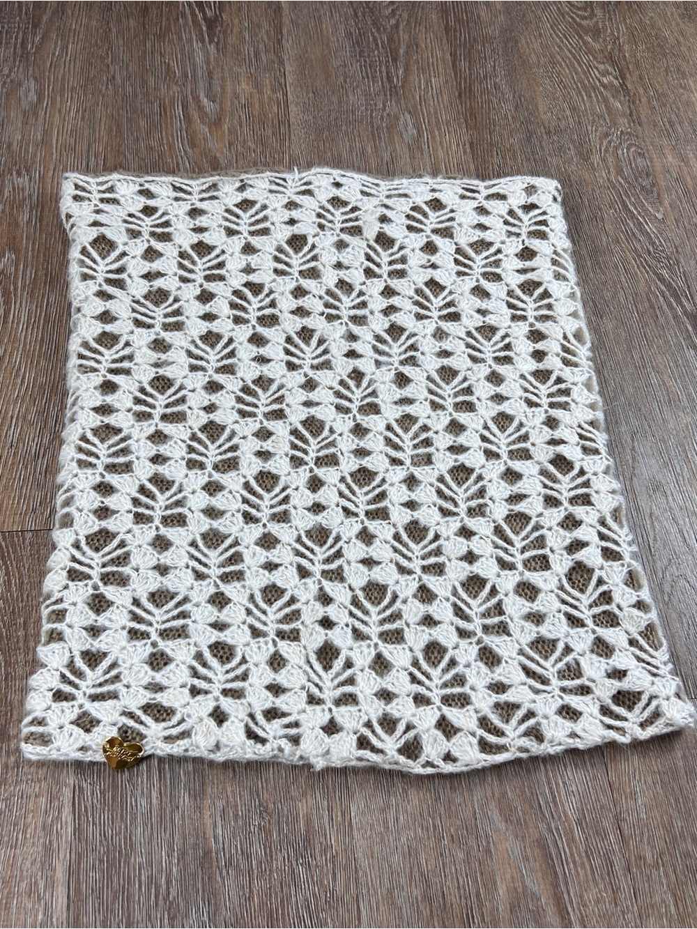 Betsey Johnson Crochet Knit Scarf Ivory Gold Heart Charm Open Weave